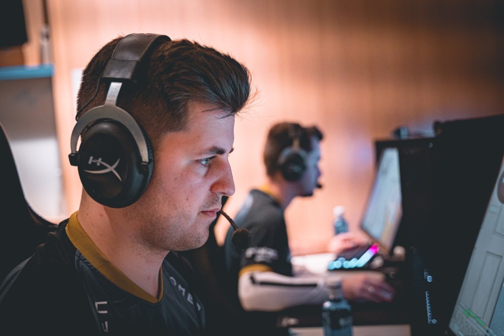 SAW Sua Para Bater GTZ Bulls Na ESL Masters España - Fraglíder